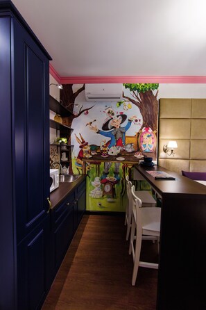 Estudio de diseñador, 1 cama matrimonial, cocineta | Cocina privada | Refrigerador, microondas y cafetera y tetera