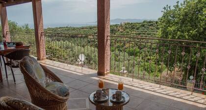 Rauhallinen ja yksityinen perheen huvila uima-altaalla, panoraamanäkymät merelle ja vuorille