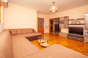 Televisio, takka, DVD-soitin, pöytäjalkapallopöytä