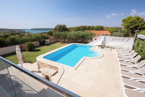 Outdoor pool - Newly renovated spacious villa Nicole, amazing seaview,40 m2 pool,sauna,billiard (Banjole)
