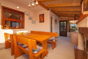 Fernseher, Kamin, DVD-Player, Tischfußball