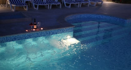 Neu renovierte geräumige Villa Nicole, herrlicher Meerblick, 40 m2 Pool, Sauna