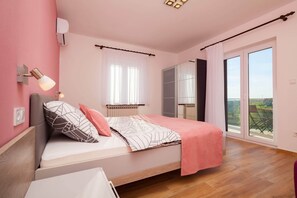 5 makuuhuonetta, silitysrauta/-lauta, vauvan matkasänky, Wi-Fi