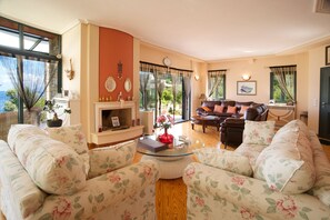 Smart TV, fireplace, DVD player, books