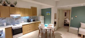 Refrigerador, microondas, horno y cafetera y tetera 