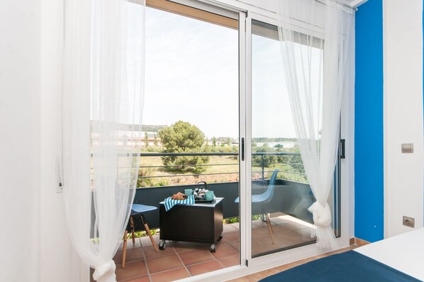 4 bedrooms, in-room safe, iron/ironing board, WiFi