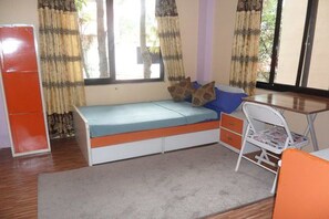 经济客房, 多张床 | 办公桌、熨斗/熨板、免费 WiFi、床单