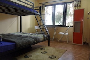 Chambre Simple Confort, 1 lit une place | Bureau, fer et planche à repasser, Wi-Fi gratuit, draps fournis