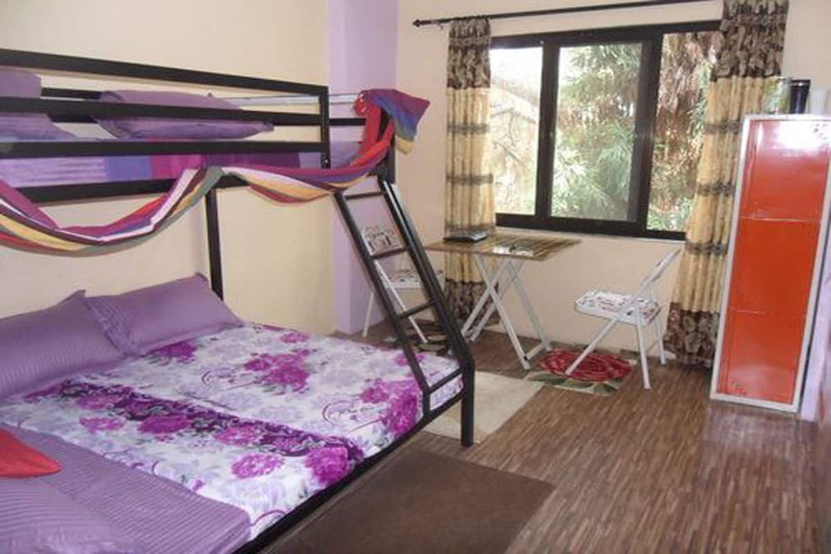 Habitación | Escritorio, tabla de planchar con plancha, wifi gratis y ropa de cama