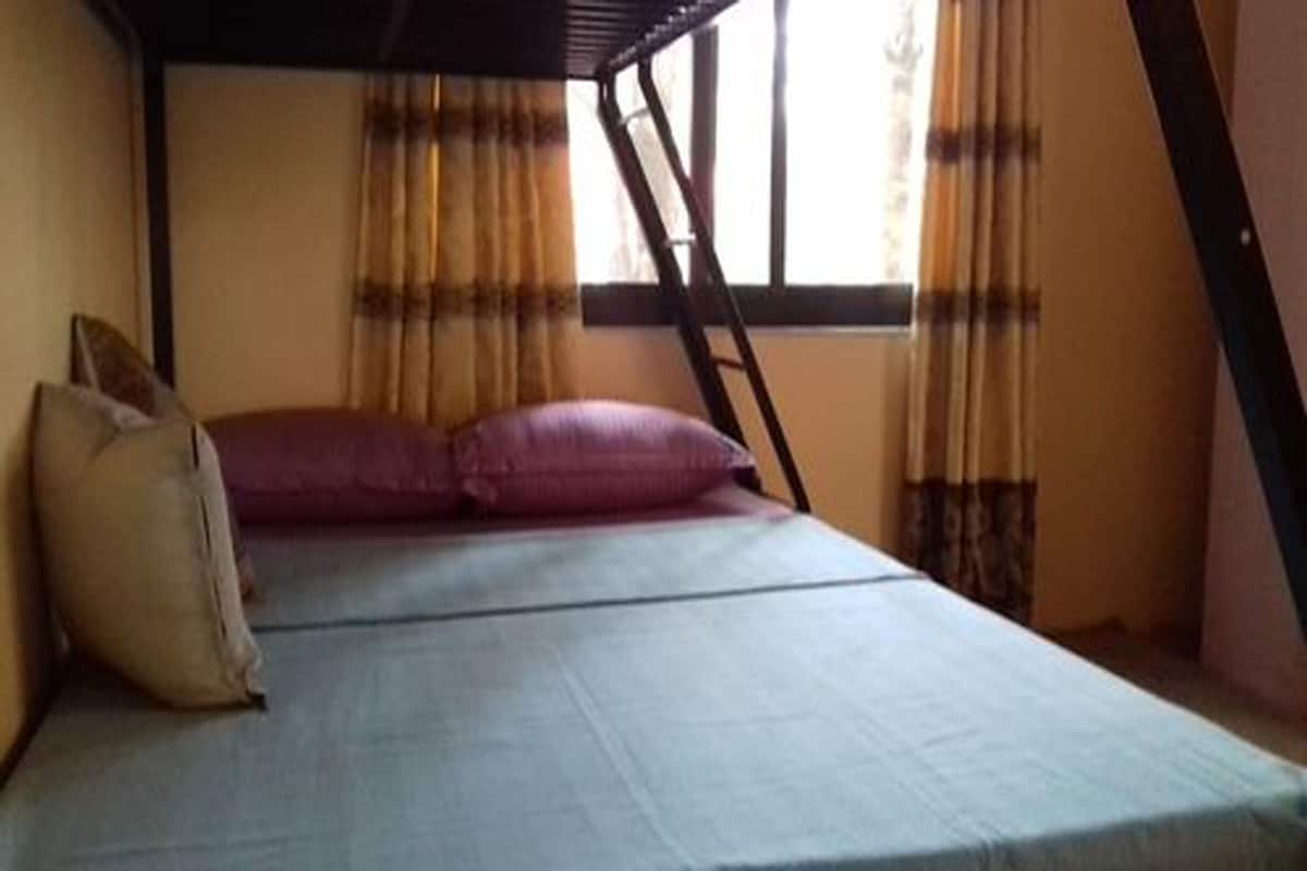 Habitación individual Confort, 1 cama individual | Escritorio, tabla de planchar con plancha, wifi gratis y ropa de cama