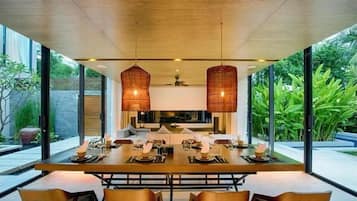 Frigorífico grande, placa de cocina y utensilios de cocina