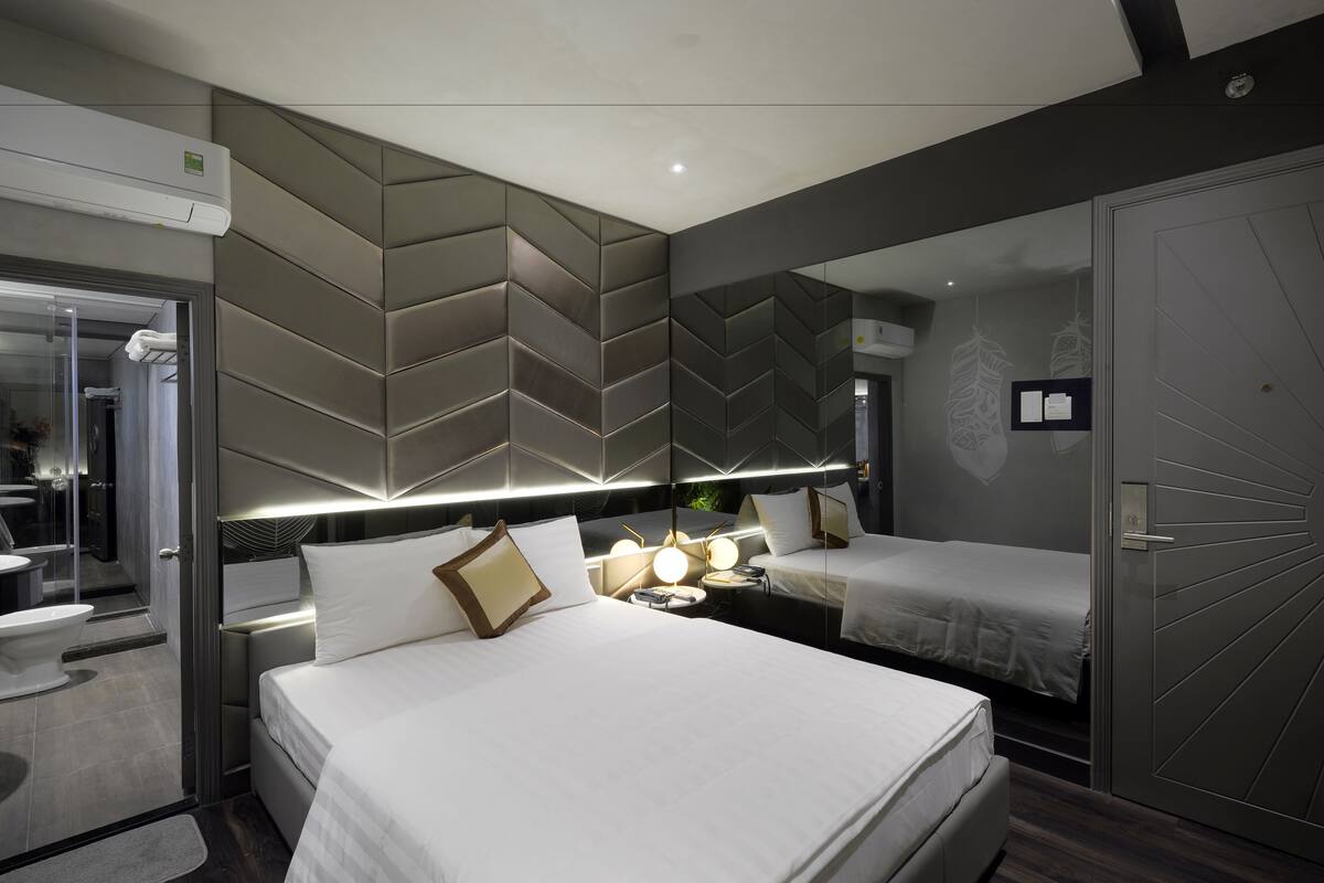 Minibar, escritorio, cortinas opacas y sistema de insonorización