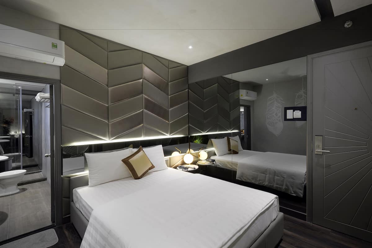 Minibar, escritorio, cortinas blackout y sistema de insonorización