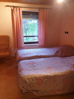 2 habitaciones, tabla de planchar con plancha y cuna de viaje