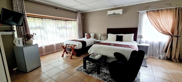 Deluxe Double Room, Garden View | 1 bedroom, premium bedding, minibar, iron/ironing board - Thamalakane Guest House (Maun)