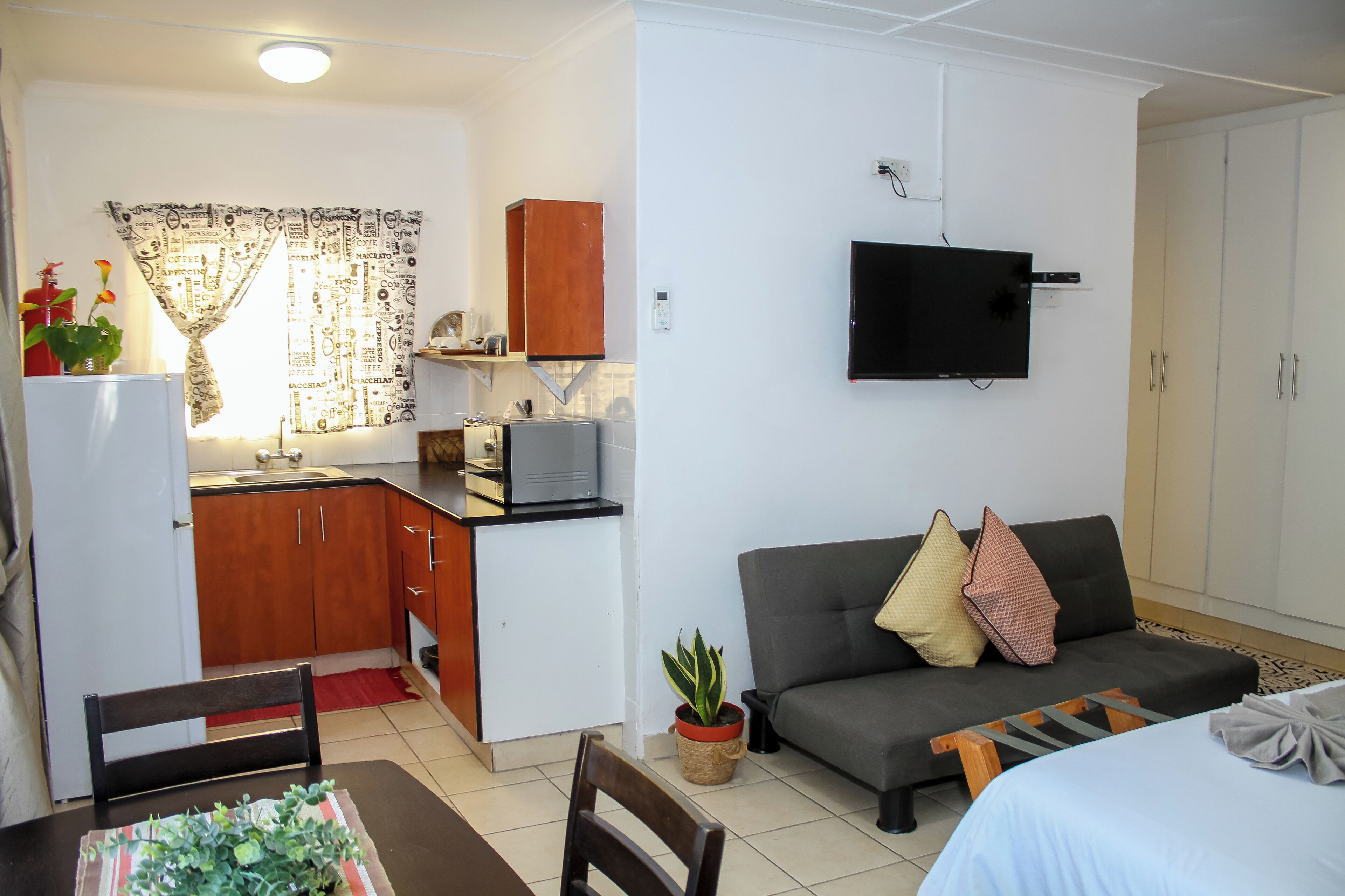 Family Room | 1 bedroom, premium bedding, minibar, iron/ironing board