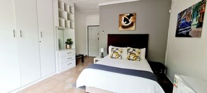 Standard-Doppelzimmer, 1 Doppelbett, Gartenblick | 1 Schlafzimmer, hochwertige Bettwaren, Minibar, Bügeleisen/Bügelbrett