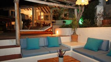 Villa Deluxe, 5 habitaciones | Área de sala de estar | Televisión de pantalla plana