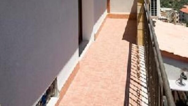 A building with a balcony overlooking a mountainous landscape. - MAGNIFICENT, WARM APARTMENT IN THE HEART OF A TYPICAL SICILIAN VILLAGE! (Torretta)