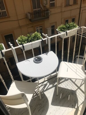 Outdoor dining - Vomero, next to Metro 1, bars restaurants and shopping, BIJOU MIRANDA  (napoli)