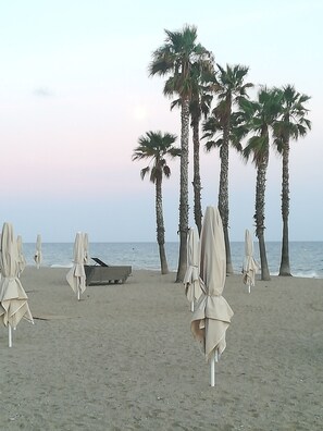 Ubicación cercana a la playa y toallas de playa