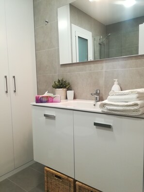 Dusche, Haartrockner, Handtücher, Seife