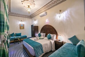 Ropa de cama de alta calidad y minibar 