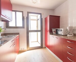 Kühlschrank, Mikrowelle, Wasserkocher mit Kaffee-/Teezubehör, Toaster