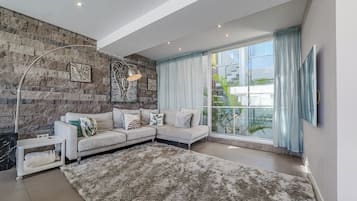 Een smart-tv, een open haard, een dvd-speler en een tafeltennistafel