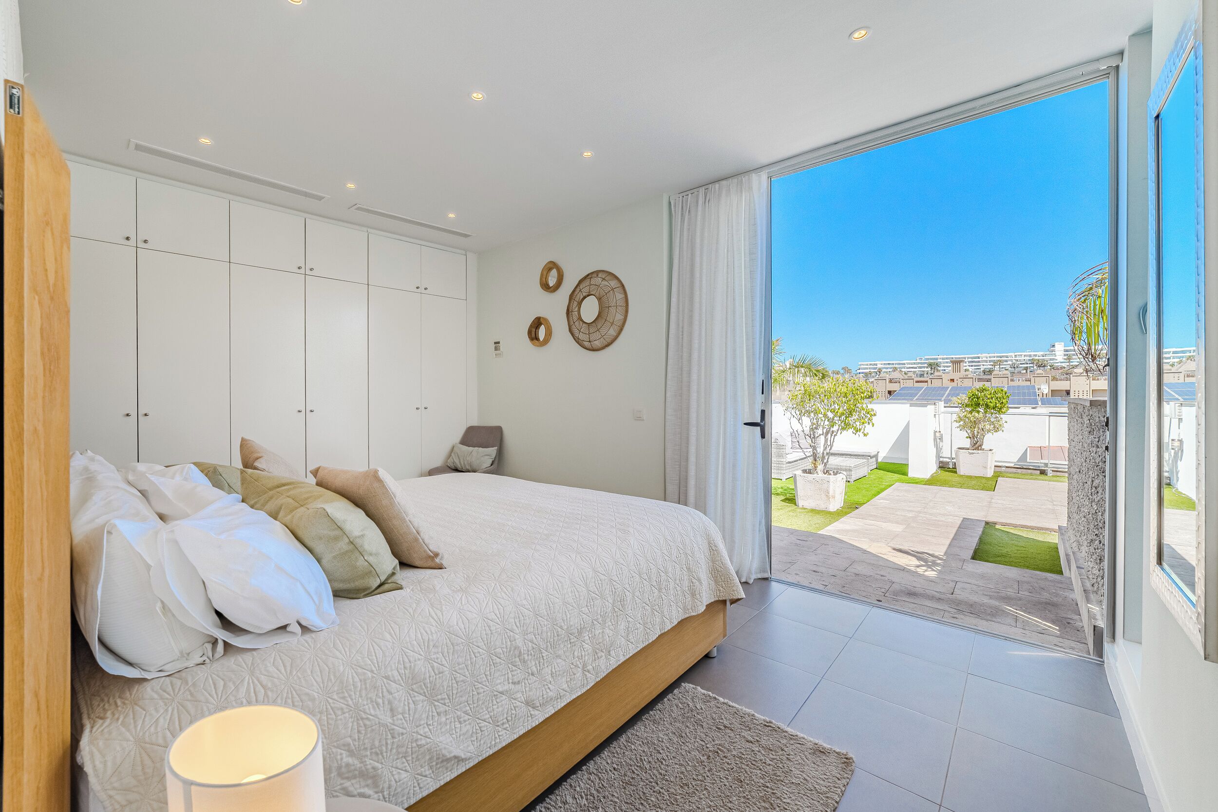 5 chambres, coffres-forts dans les chambres, fer et planche à repasser