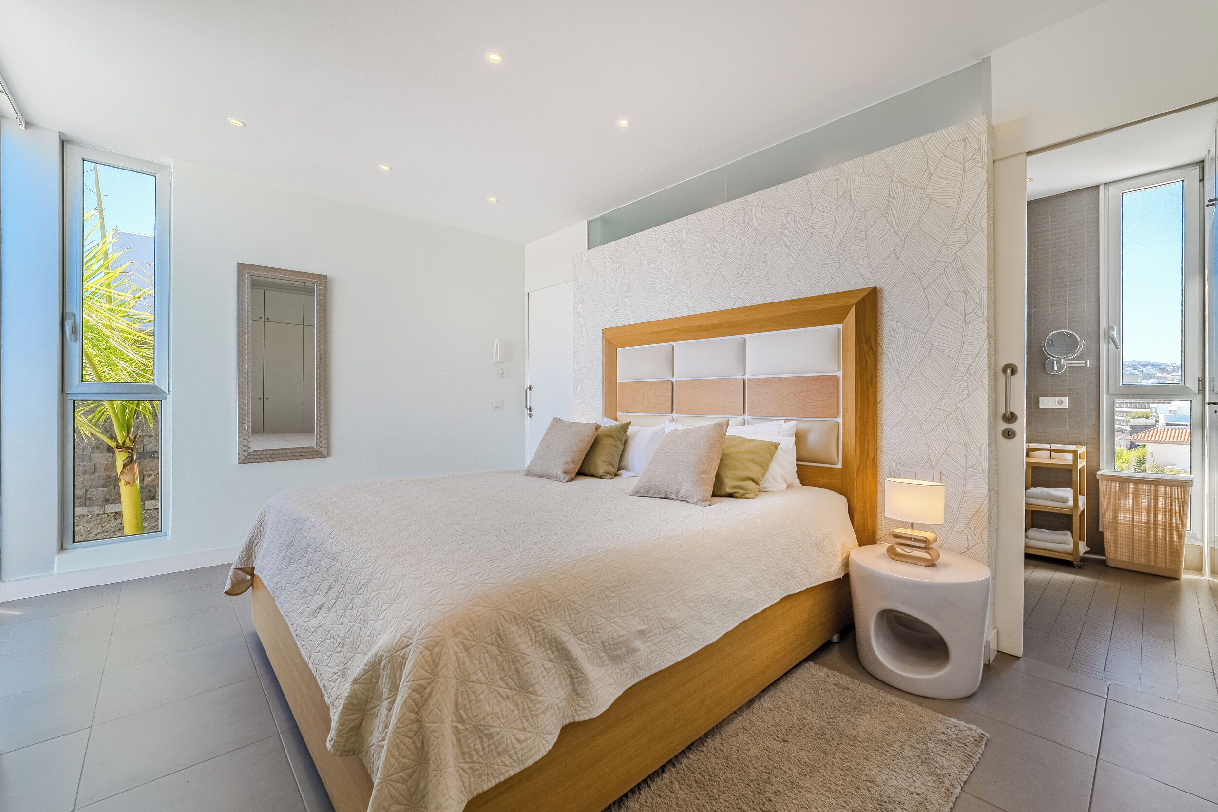 5 chambres, coffres-forts dans les chambres, fer et planche à repasser