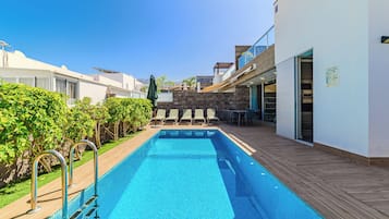 Een verwarmd zwembad