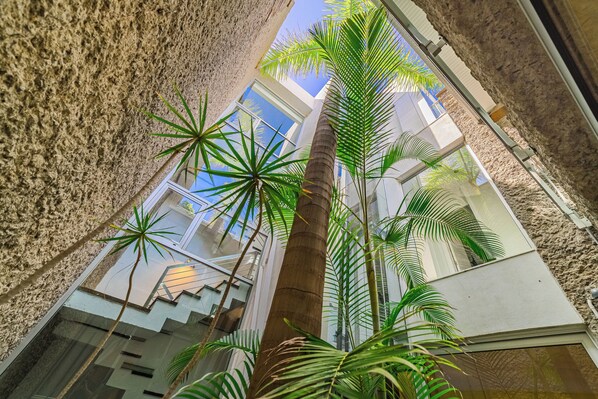 المنشأة من الداخل