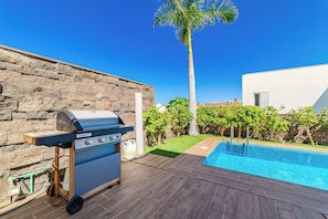 A heated pool - Spacious 5BR Villa in Costa Adeje with Private Pool (Costa Adeje)
