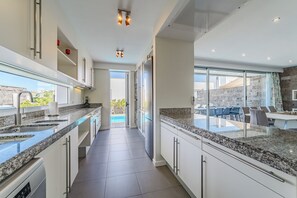 Réfrigérateur, four à micro-ondes, un four, surface de cuisson