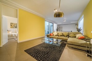Smart TV, chimenea, reproductor de DVD y tenis de mesa