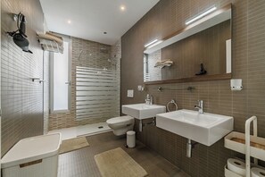 Combined shower/tub, hair dryer, bidet, towels - Spacious 5BR Villa in Costa Adeje with Private Pool (Costa Adeje)