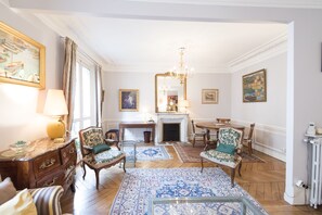 Dining - Saint-Germain des Prés Allure, by Veeve (Paris)