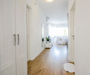 Departamento superior, 1 habitación, Terraza, vista al jardín | Edredón, escritorio, insonorización y tabla de planchar con plancha