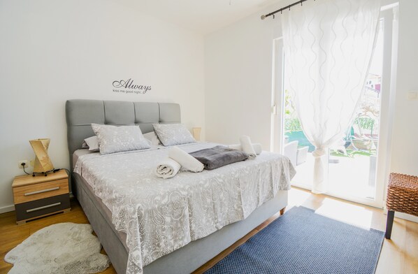 Departamento superior, 1 habitación, Terraza, vista al jardín | Edredón, escritorio, insonorización y tabla de planchar con plancha