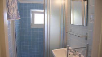Shower, hair dryer, toilet paper