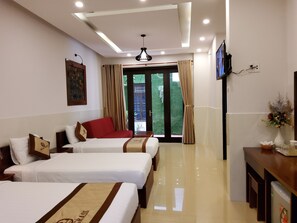 ファミリー ルーム バルコニー (Deluxe) | ミニバー、デスク、WiFi (無料)、ベッドシーツ