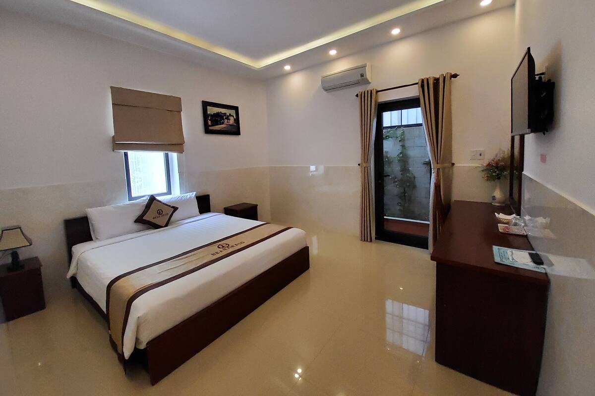 Deluxe Double or Twin Room, Balcony | Minibar, desk, WiFi (free), bed sheets