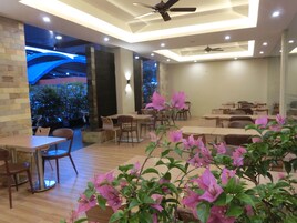 Se sirven desayunos, almuerzos, cenas y cocina local e internacional 