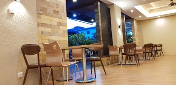 Se sirven desayunos, almuerzos, cenas y cocina local e internacional 