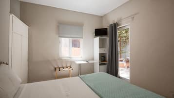 Economy Room | Individually decorated, individually furnished, blackout drapes