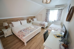 Frette Italian sheets, minibar, in-room safe, desk