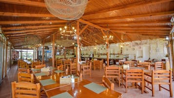 Sarapan, makan tengah hari, makan malam dihidangkan; taman