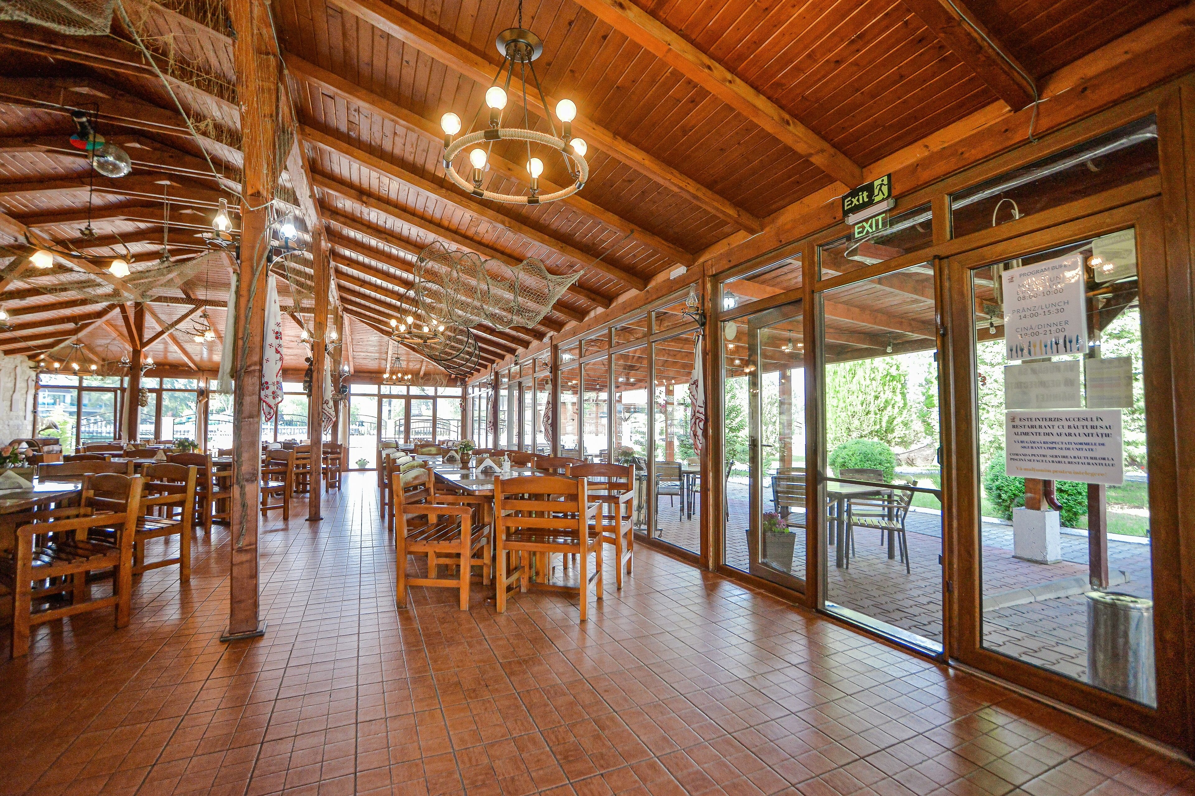 Serveert ontbijt, lunch, diner, uitzicht op de tuin 