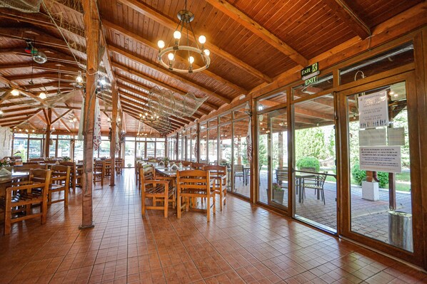 Déjeuner, dßner et souper servis sur place, vue sur le jardin